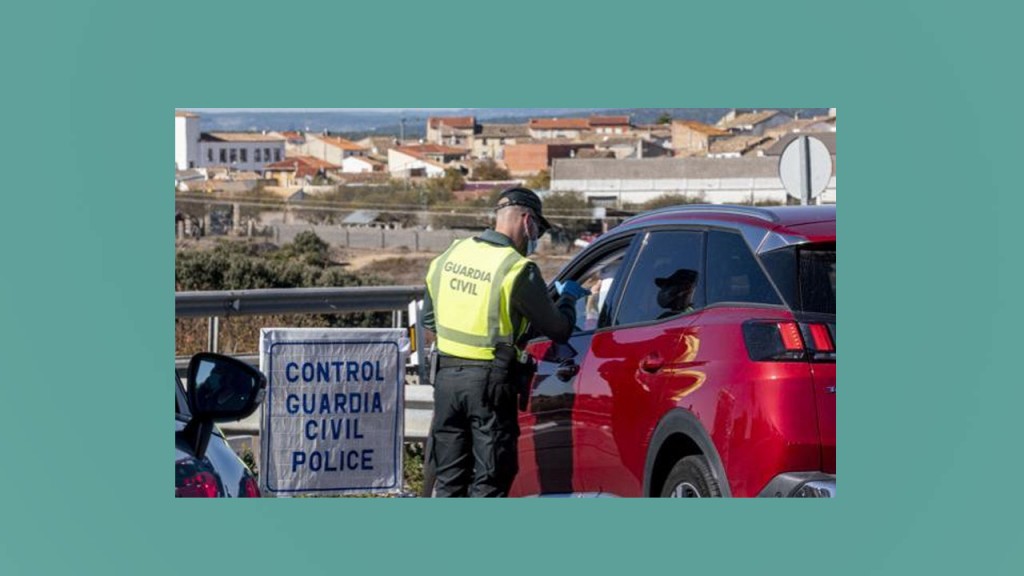 Control policial para restringir la circulación.